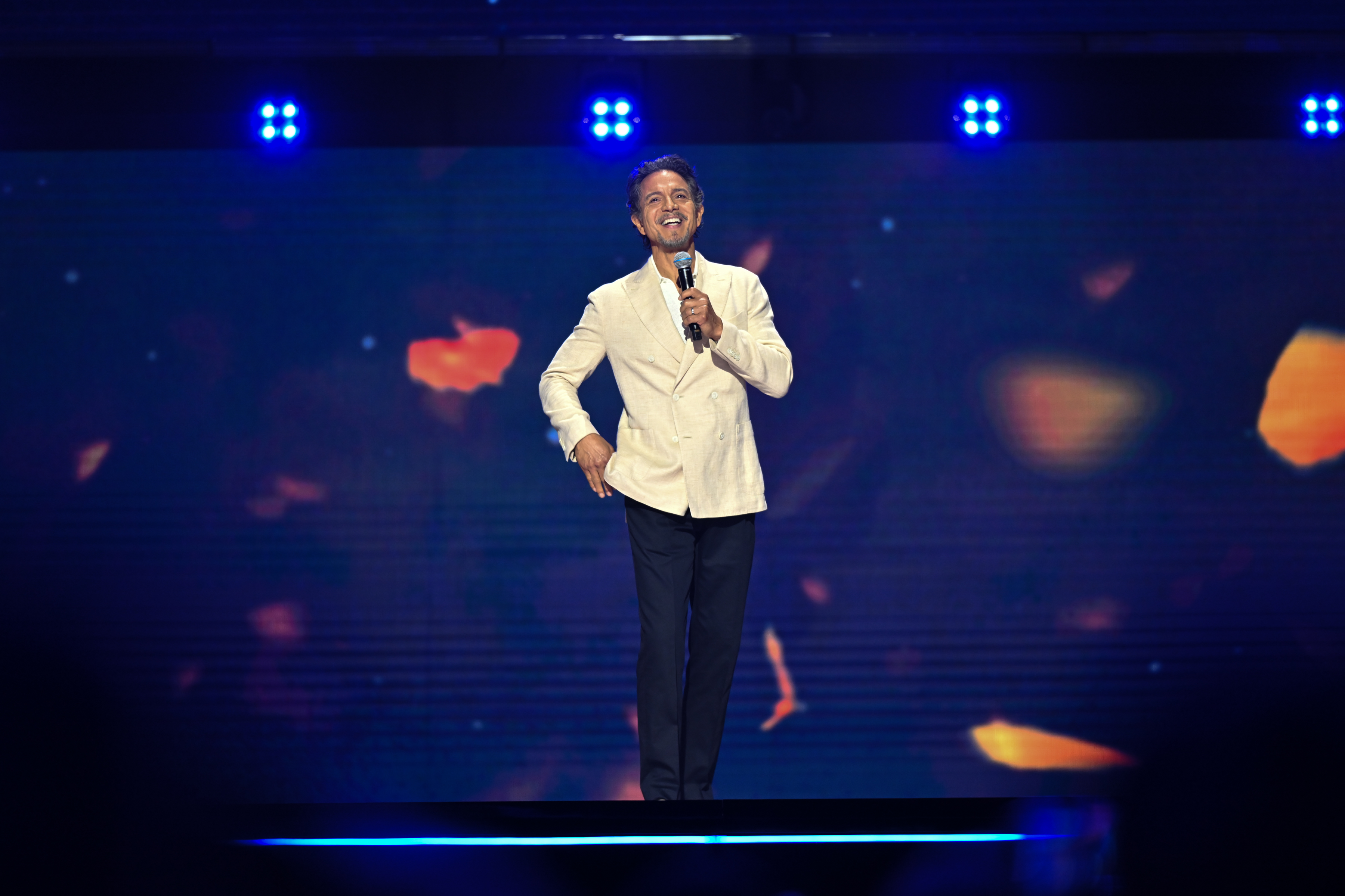 Benjamin Bratt apresenta o retorno de Ernesto de la Cruz em Viva: A Vida é uma Festa 2 na D23 2026