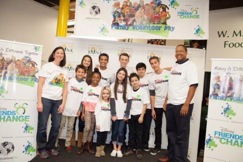 DisneyVoluntears_LAFoodBank-1