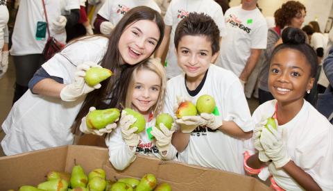 DisneyVoluntears_LAFoodBank-2