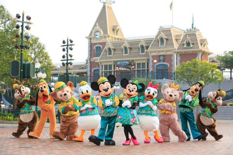 Image_HKDL_Chinese-Characters-at-Main-St.-Station